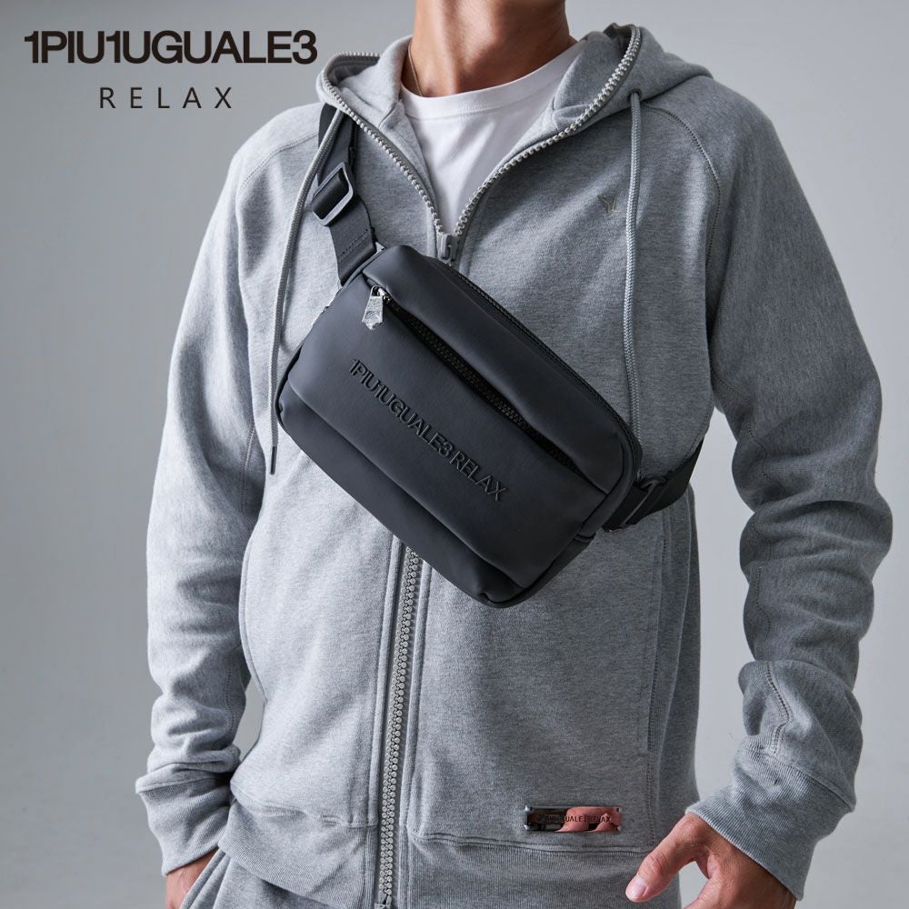 1PIU1UGUALE3 RELAX(ウノピゥウノウグァーレトレ リラックス)シンセティックレザーボディバッグ/全1色
